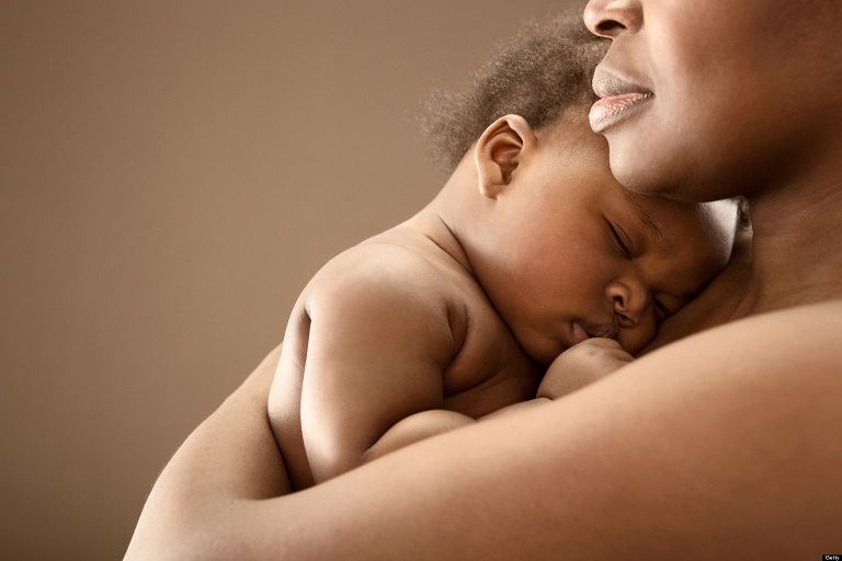 Un bébé posé sur la poitrine de sa mère