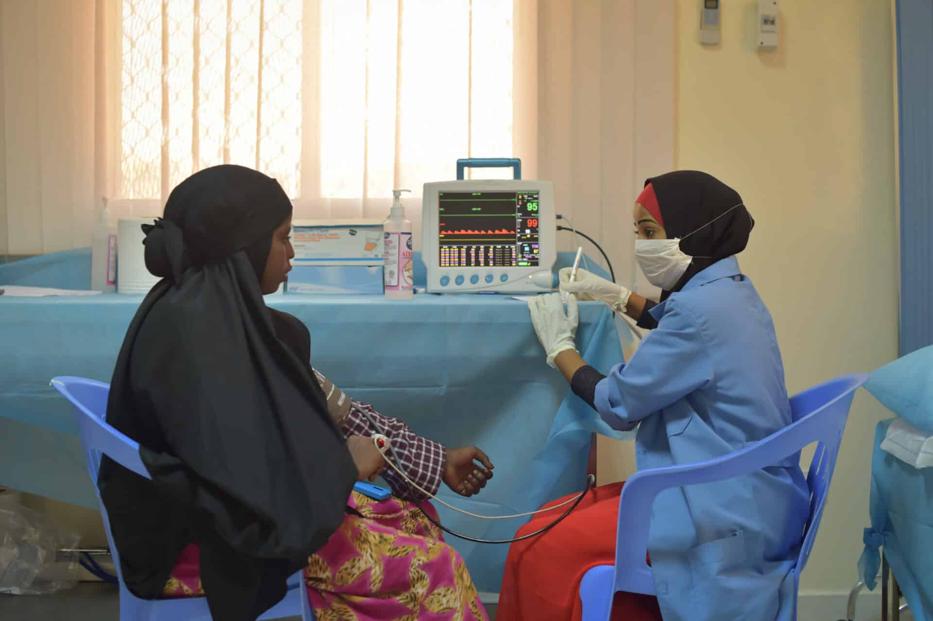 Femmes assises dans un laboratoire d’hôpital