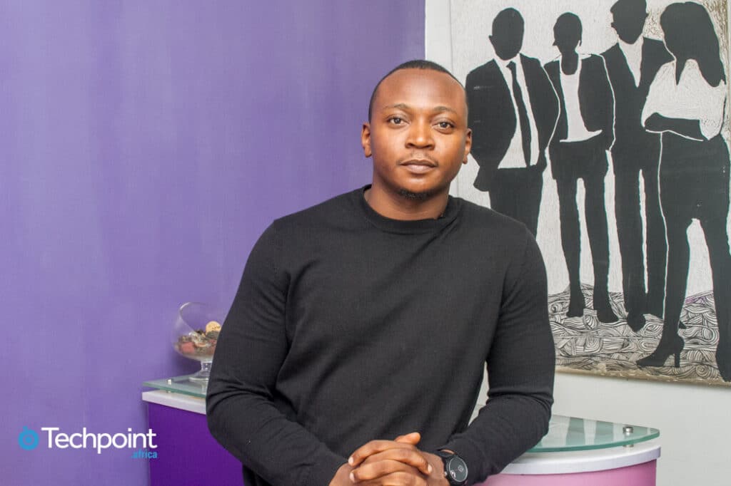 Seun Adeola posant pour une photo au bureau de Techpoint Africa, Ikeja