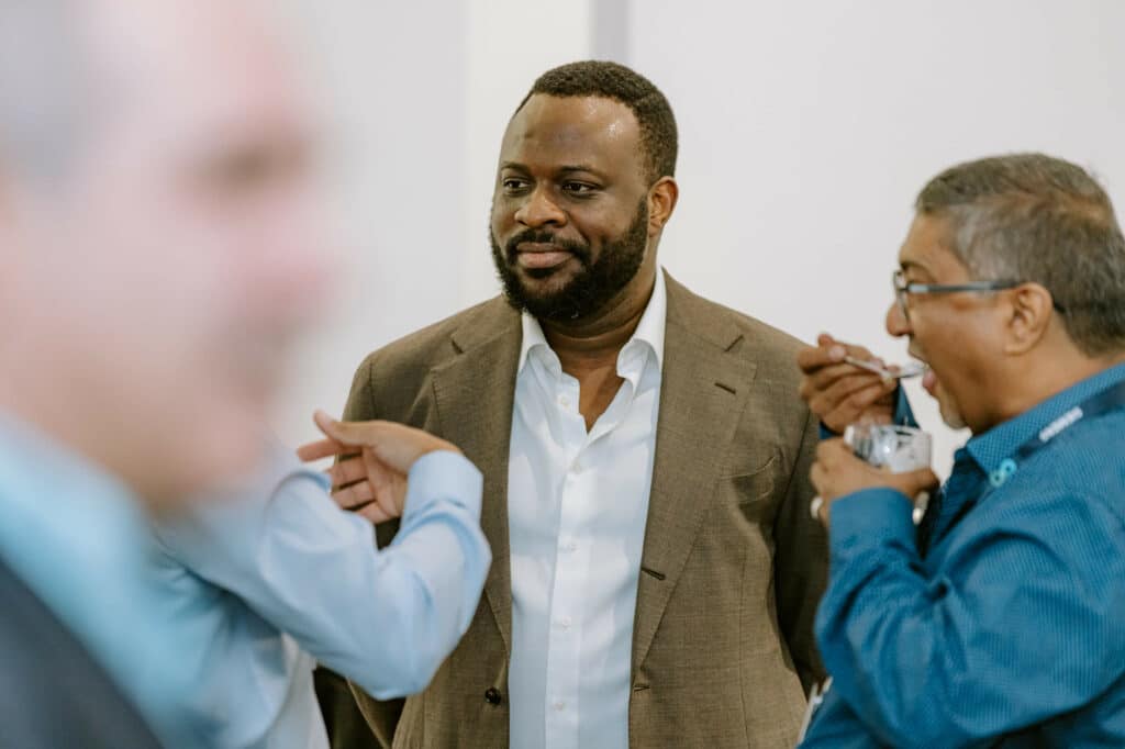 Bolaji Adekunle avec des gens