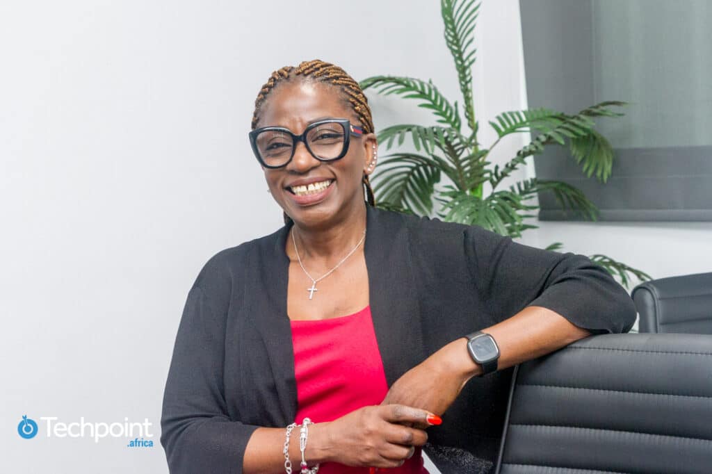 Une photo souriante de Nikki Popoola, directrice des ventes, Afrique de l'Ouest, WIOCC