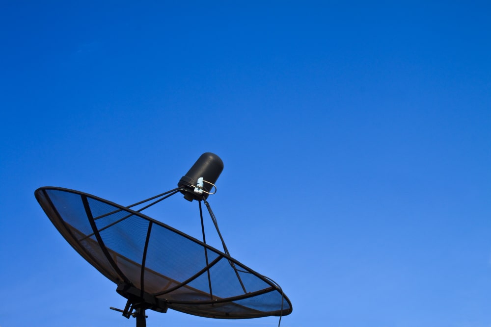 Image d'une antenne parabolique face au ciel