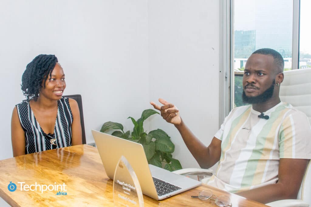 Daniel Orubo Responsable du contenu et de la stratégie de contenu, Piggyvest, s'adressant à Oluwanifemi Kolawole, rédacteur en chef de Techpoint Africa