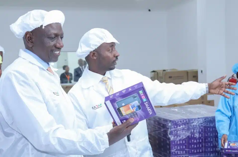 Le président du Kenya, Ruto William, et quelqu'un d'autre lors du lancement de l'usine de smartphones