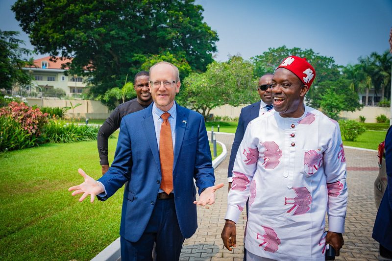 Le consul général des États-Unis, William Stevens, et le gouverneur Chukwuma Charles Soludo CFR