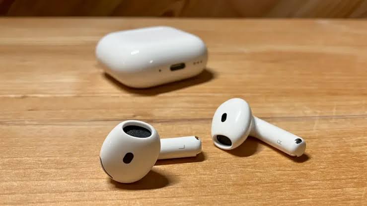 Can you track AirPods if they’re connected to another phone? (2025 guide) 1 AD 4nXdSIzYoR hP3Xsi66mEGHLVo VSu